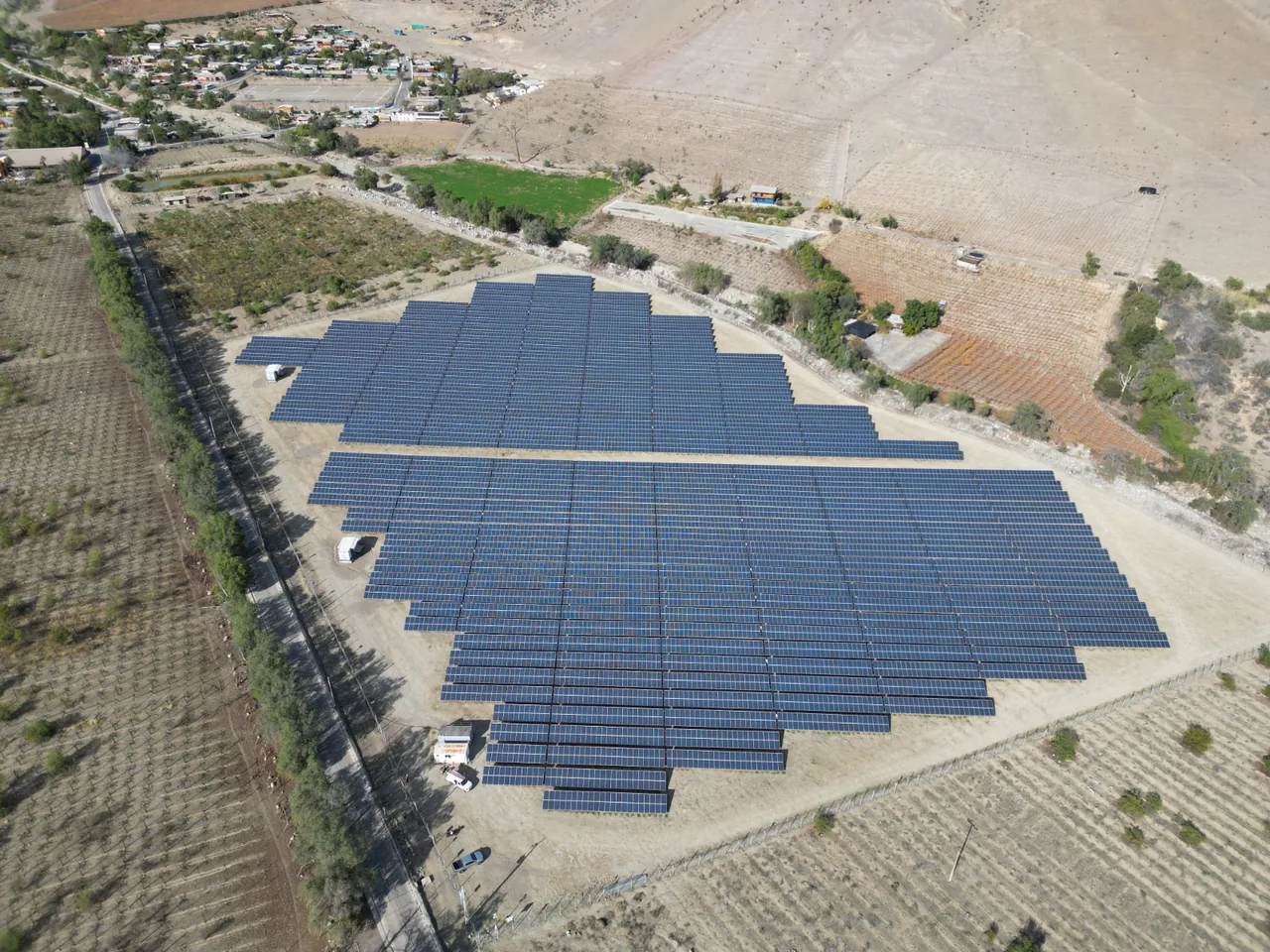 Vista aérea de una planta solar fotovoltaica de gran escala